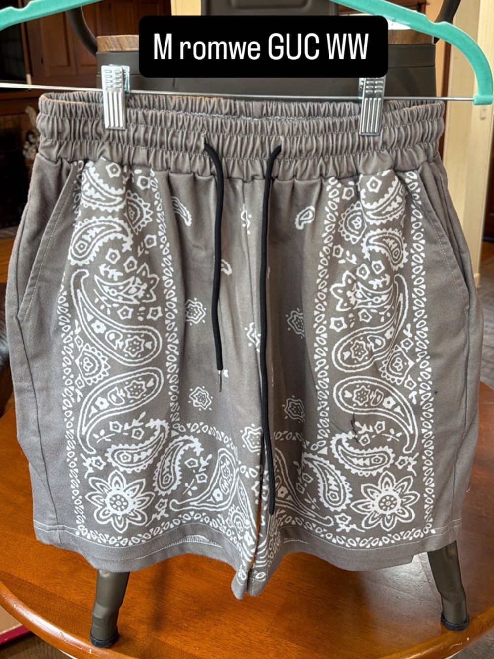 Medium ROMWE patterned pull on shorts